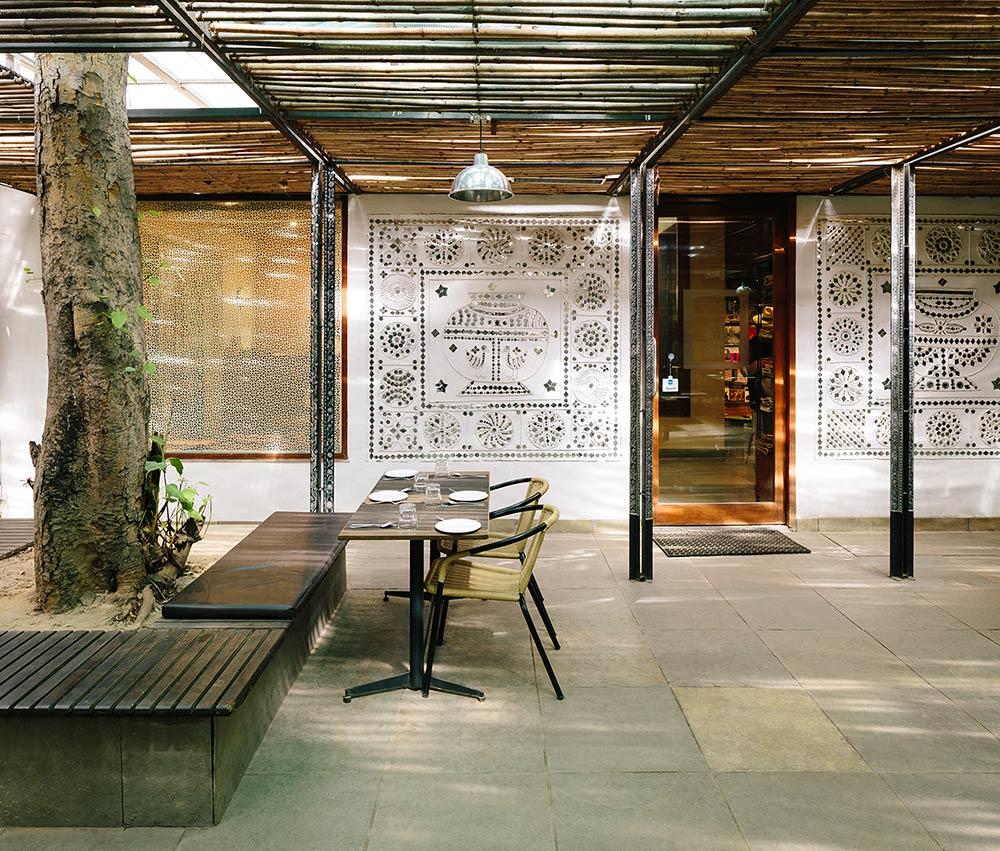 Cover image of this place Café Lota