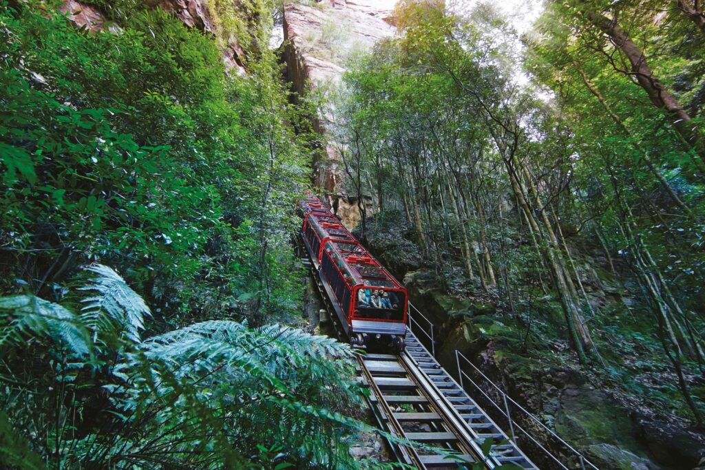 Three Sisters sandstone peaks in the misty Blue Mountains near Sydney