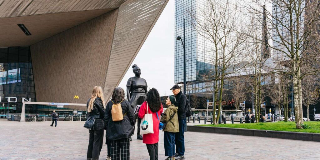 Guided architecture walking tour in central Rotterdam