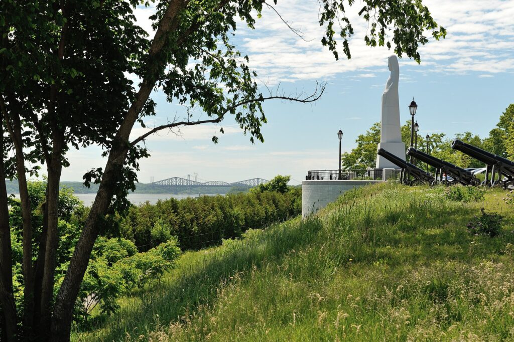 Statue de Marie-Immaculée et vue du pont de Québec in Quebec City