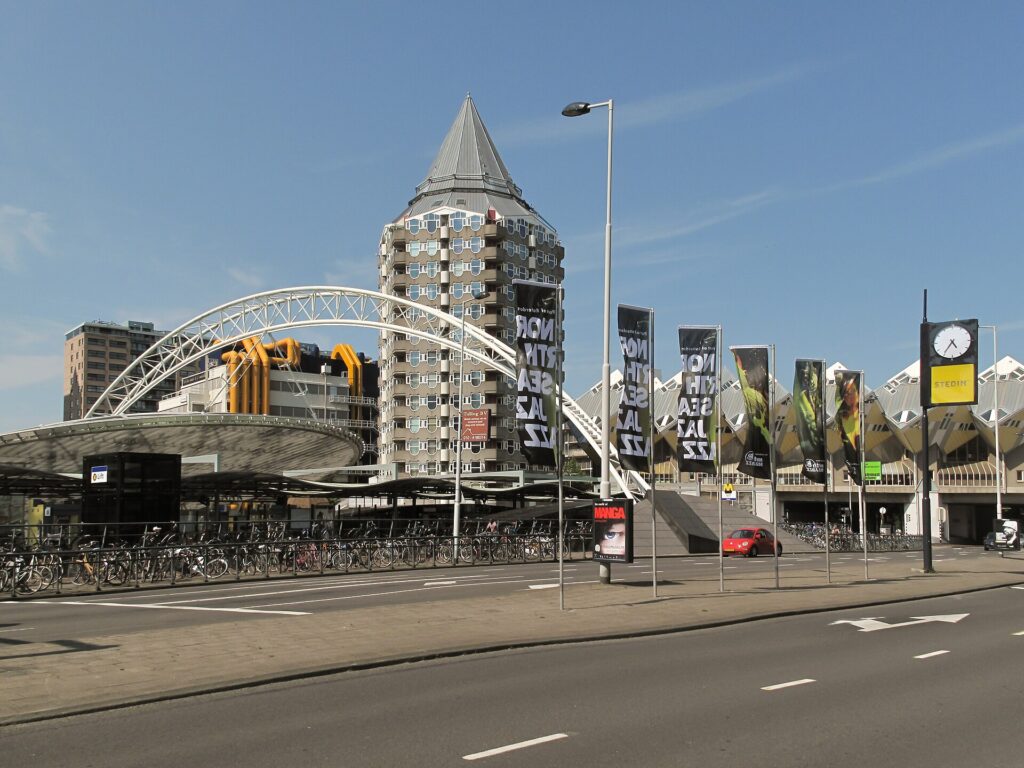 Rotterdam, station Blaak+het Potlood en de kubuswoningen foto5 2013-07-07 16.28