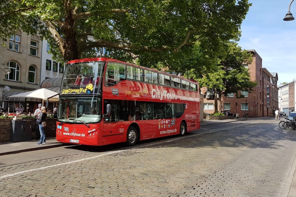 A sightseeing bus in front of Cologne Cathedral