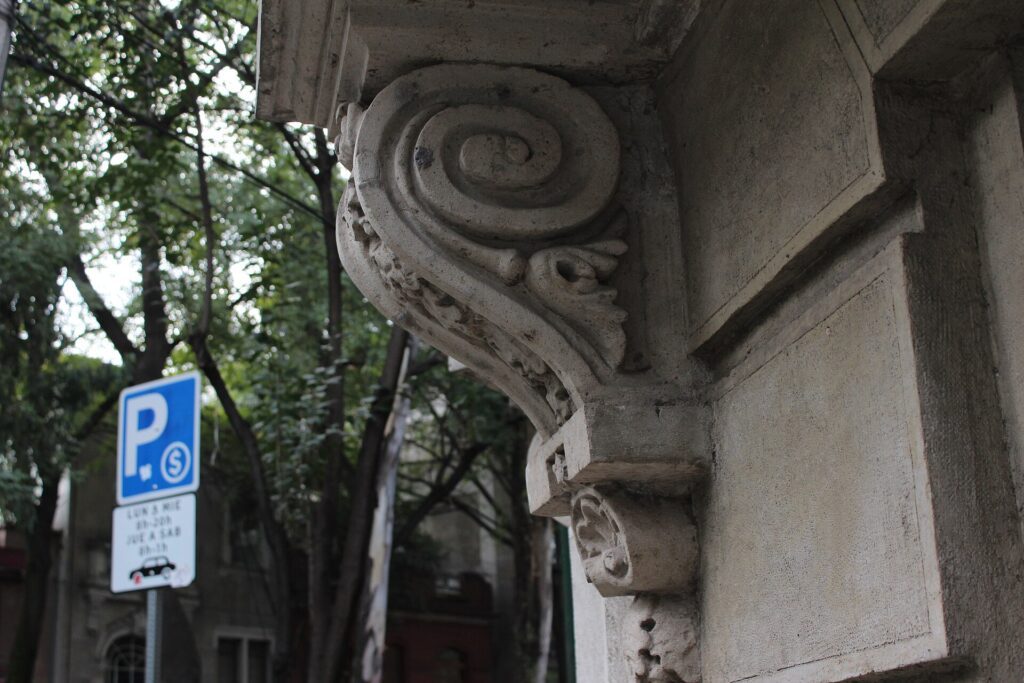 Ornate carved balcony detail on a Colonia Roma building in Mexico City