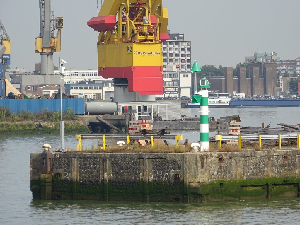 Navigational lights - Nieuwe Maas at entrance Merwehaven - Port of Rotterdam