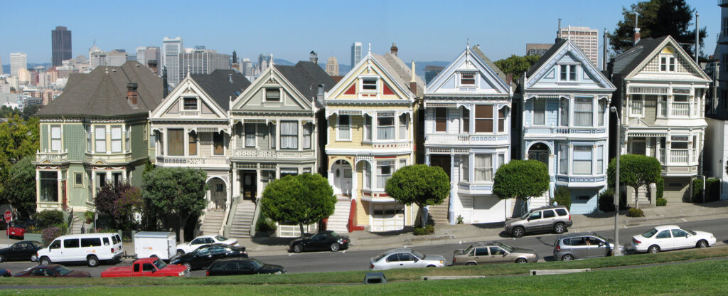 The Painted Ladies Victorian houses with the San Francisco skyline